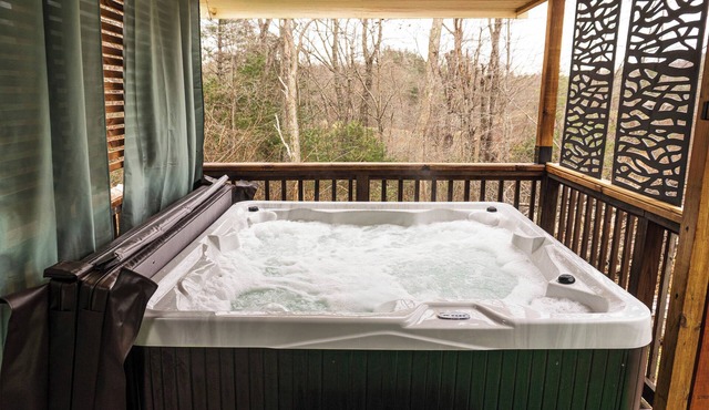 Private 3 Bed Lodge, Hot Tub, 1 mile from Blue Ridge Highway, Giant Jenga in Spruce Pine