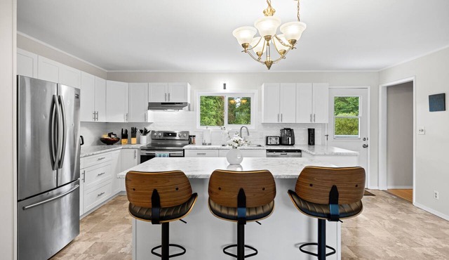 Private 5-Bed Retreat with Hot Tub Near Qualicum Beach