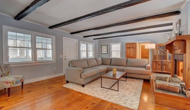 Private Lake Cottage on 3 acres w/350 sq. ft. deck