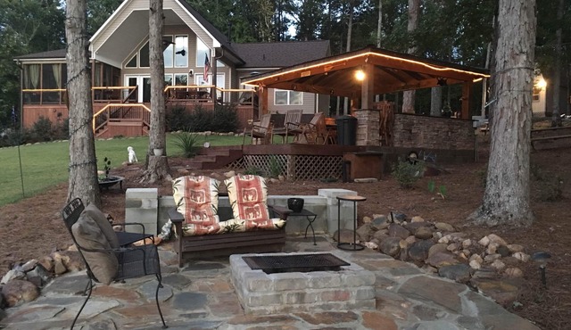 Private Lakeside, private Dock, Outddor Kitchen Fire Pit & More