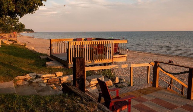 Private sand beach. Lakefront. Spacious LongBeachCottages.com – Cottage #1