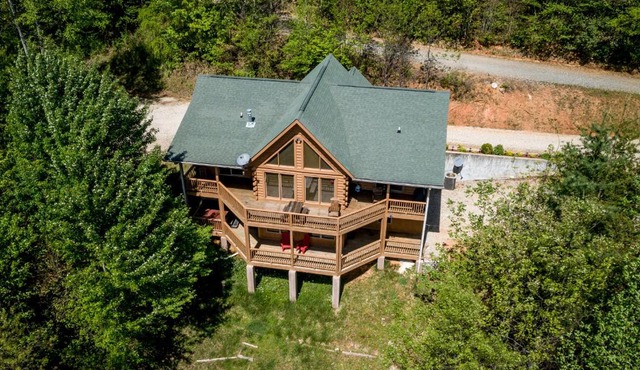 Quiet Haven Mountain Top Cabin - 3 Bedroom Cabin with Breathtaking Views in Topton