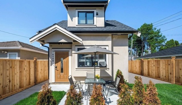 Quiet Modern 3BR Laneway | Easy Access to Downtown