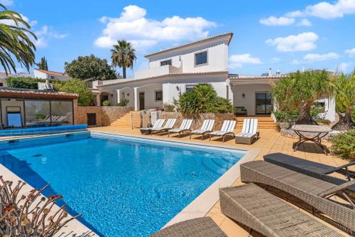 Relaxing Lagos Villa with Private Pool, 6 Min Beach in Lagos