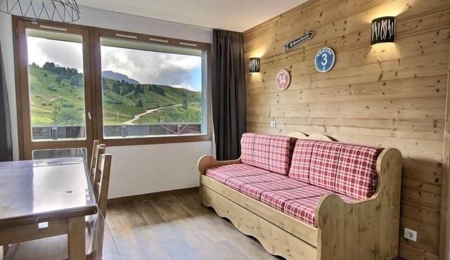 Renovated apartment with balcony, ski-in/ski-out, close to shops