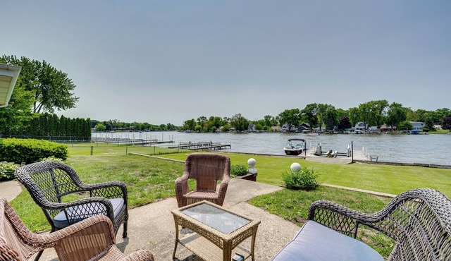 Riverfront McHenry Home w/Dock & Kayaks in McHenry