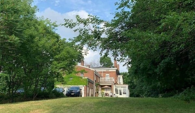 Riverfront Rustic 1824 Mansion in Troy