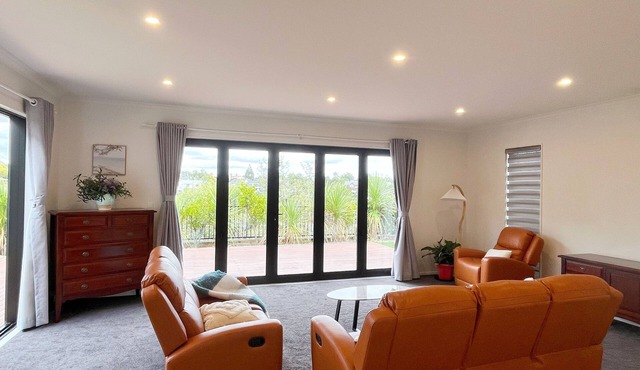 Riverview Sunset Getaway - 4 bedroom 2.5 bathroom and stunning view in Hamilton