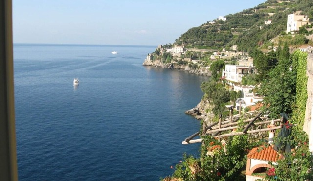 Romantic cottage, wide terrace overlooking the sea.