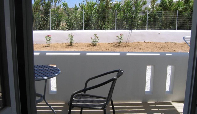 Romantic modern studio D on the ground floor - 2 min. from Plaka beach, Naxos in Plaka