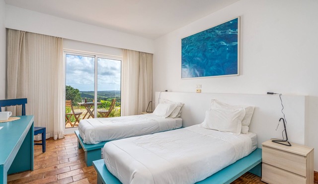 Room 'Janeiro' with Sea View, Shared Pool and Wi-Fi in Bordeira