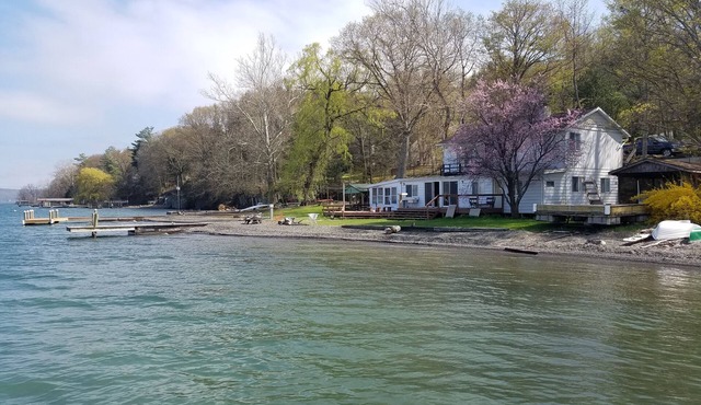 Rustic-chic cottage with fantastic lake access, 15 minutes to Ithaca in Ithaca