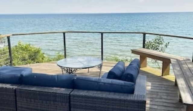 Rustic Log Cabin With A Private Beach. in Port Colborne