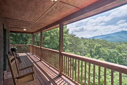 Rustic Young Harris Cabin w/Fire Pit & Views in Young Harris