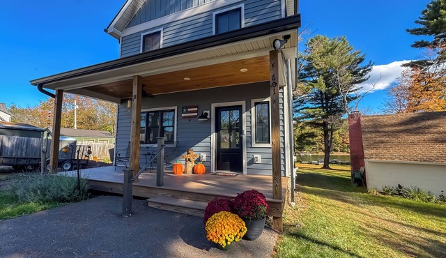 S'more Memories: A cozy 5-bedroom lake cabin in Deep Creek Lake with hot tub.