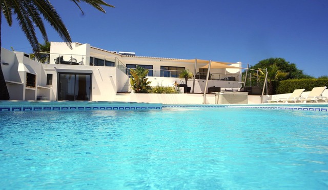 Salema’s Beach Finest: 180° Oceanview Villa with Heated Pool & Air Con ★ in Salema