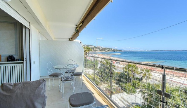 Sea View Flat, beach access by GuestReady in Cannes