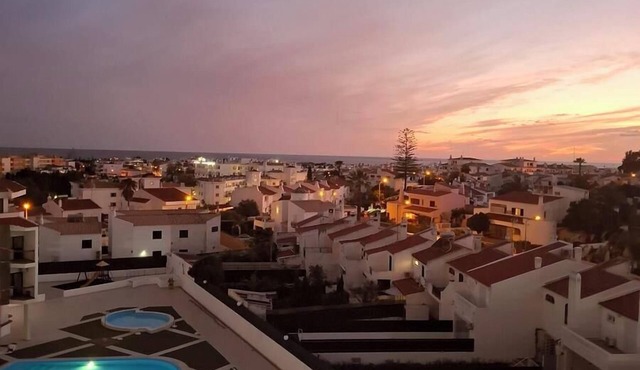 Sea View , Free Wifi, walking distante from the strip in Albufeira