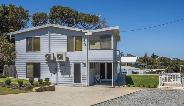 Seaclusion Cottage - Modern renovated beach house in Guilderton