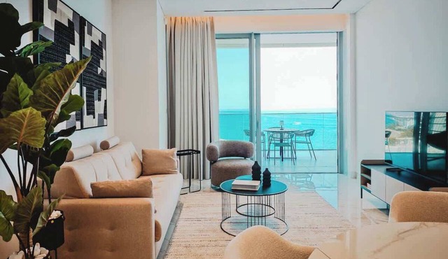 Seafront Luxury Apt w/Infinity Pool & Spa