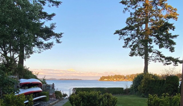 Seaside Haven Oceanfront Suite - Private Hot Tub in Sidney