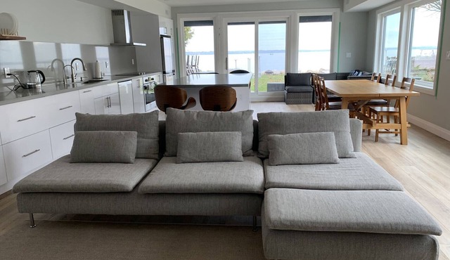 Serene Lakeside Retreat: Modern Design, and Breathtaking Lake Simcoe Views in Innisfil
