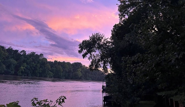 Serene Riverfront Retreat near Historic Camden Sleeps 10. Fishing, WiFi, AC in Camden