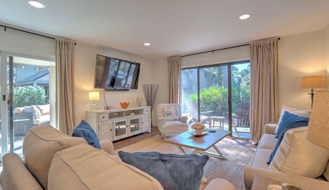SHIPYARD - WALK TO BEACH & STEPS TO POOL. Bright corner unit & golf course view in Hilton Head Island