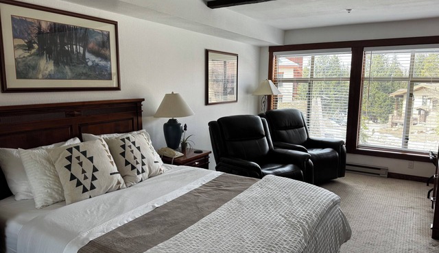 SKI IN/OUT Studio Condo with stunning Village & Slope views in SOLITUDE