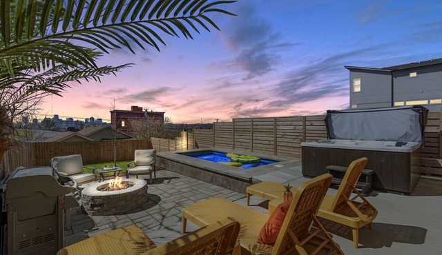 Skyline Stunner★Heated Pool★Hot Tub★Fire Pit★Close to Broadway & Downtown!★Views in Nashville