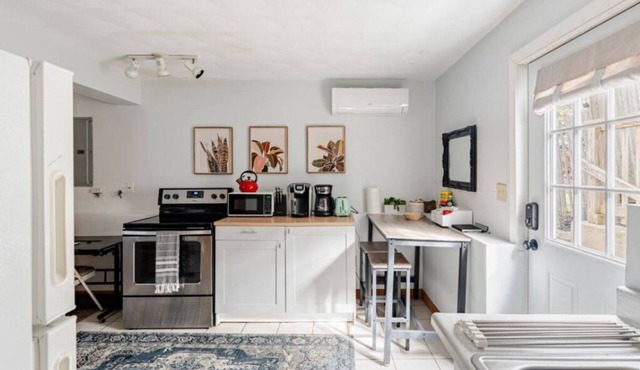 Smoke FREE Studio- walk to beaches, downtown! 5 min drive to Historic Salem! in Beverly