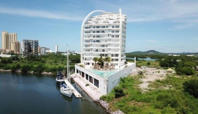 Spacious 3BR Marina Condo with Pool