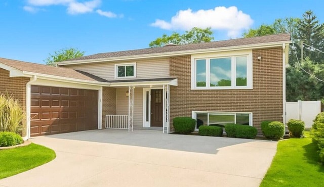 Spacious 4BR Home Near O’Hare | Mid-Term Friendly in Bensenville