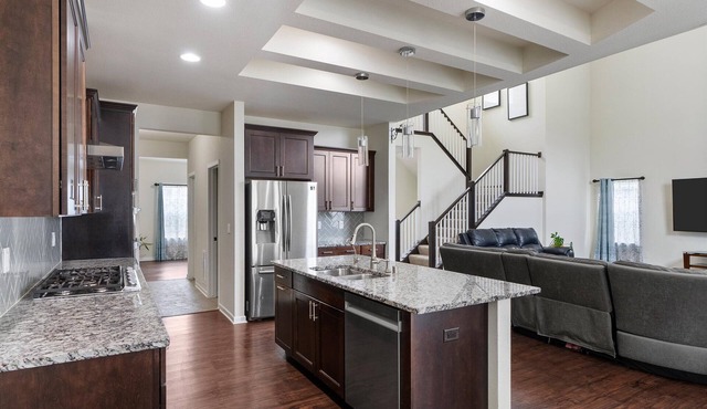 Spacious 5-bedroom house with AC, WiFi in charming Menomonee Falls in Menomonee Falls