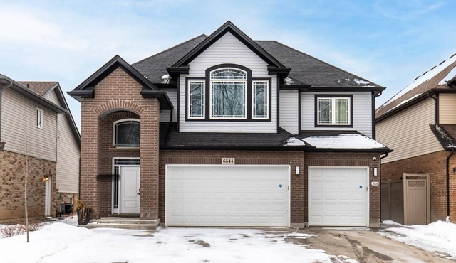 Spacious 5-bedroom villa with WiFi and AC in amazing Niagara Falls in Niagara Falls