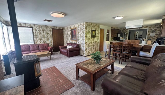 Spacious 5-bedroom house in charming Lynden with theater room and Wi-Fi