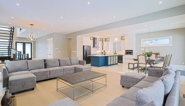 Spacious 6-bedroom villa in enchanting Niagara Falls with AC