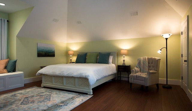 Spacious Carriage House with Pool & King Bed in Beaufort