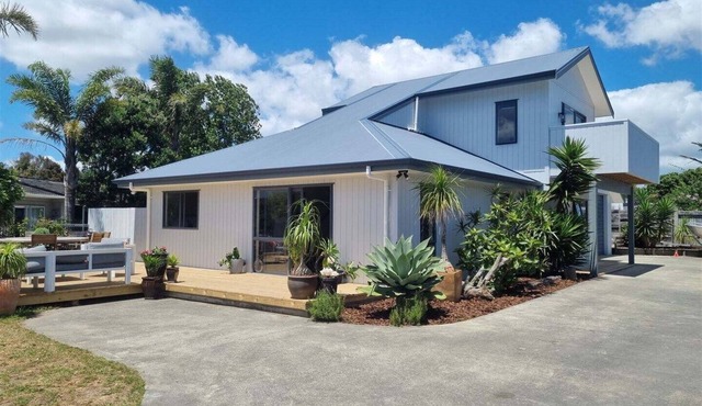 Spacious Coastal Bach | Hot Tub| Pizza Oven | Perfect for Families & Groups in Mangawhai