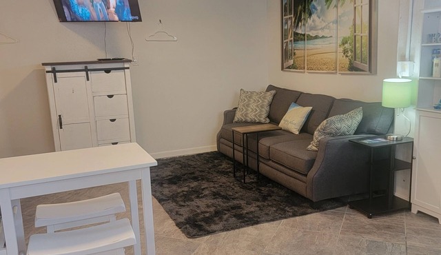 Spacious Cozy Studio Pool/Spa Ultimate Location Walk to everything in Fort Myers Beach