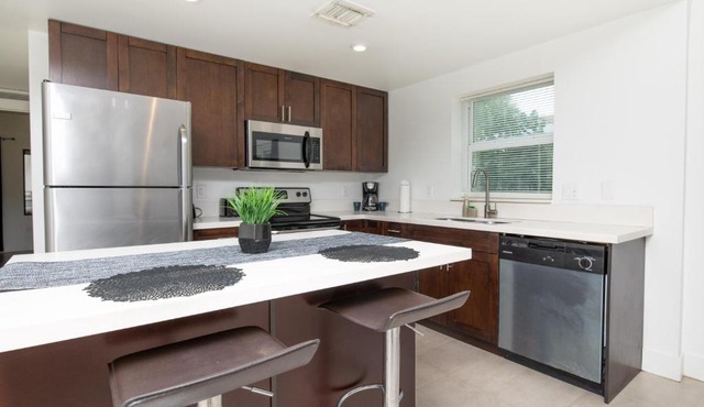 Spacious entire Apartment with Free Parking