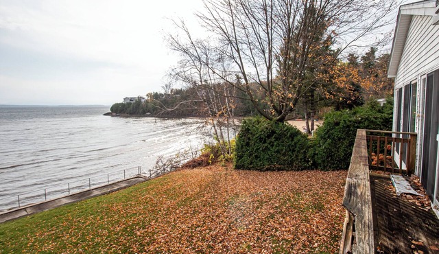 Spacious Lake Front 6-bedroom house on Historic Lake Champlain