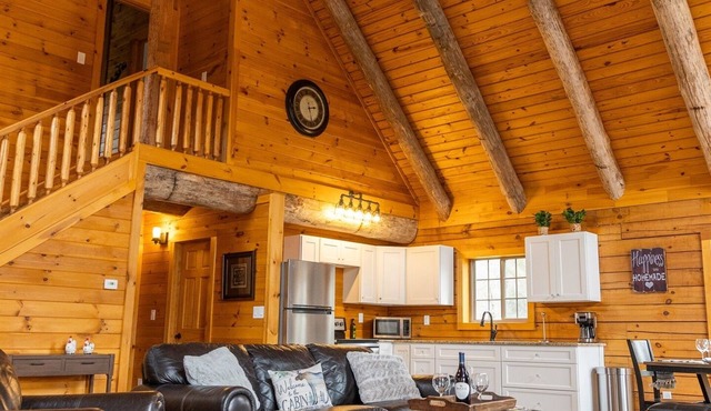 Spacious luxurious log cabin near Cooperstown NY in Oneonta
