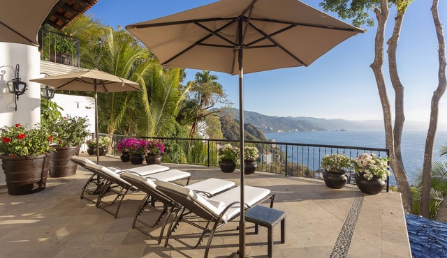 Spacious, Open-Air Villa w/Unequaled Luxury/Views, 5 Mins to Town, Chef & Staff