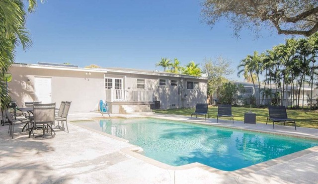Spacious Pool Oasis w/ Washer&Dryer in North Miami Beach