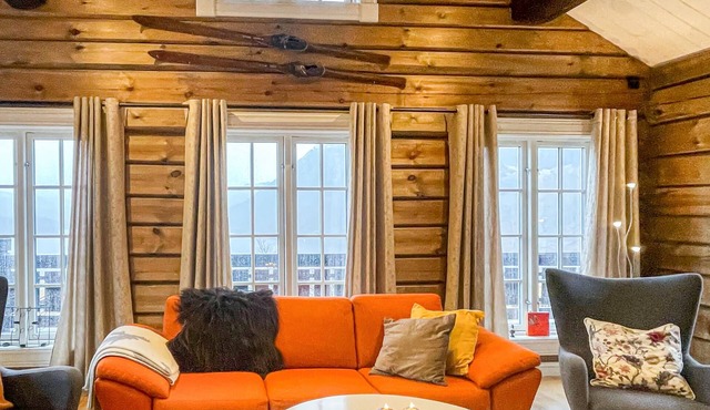 Spacious, pretty log cabin with sauna and fantastic panoramic view of the mountainous surroundings. in Tyinkrysset