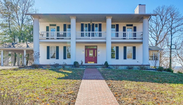 Spacious Shawnee Forest Hideaway! Hilltop Estate in Gorham