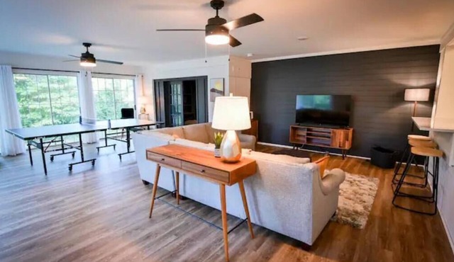 Spacious, Town Square, Theatre Room! 4 bed/2 bath Private Home on town square in Covington