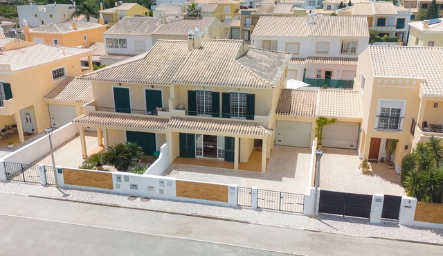 Spacious Villa - Walk to Beach & City Center in Lagos