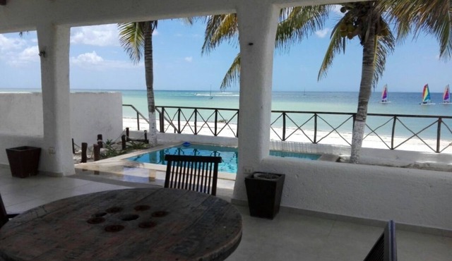 Sparkling Beachfront Pool Satelite TV and WIFI